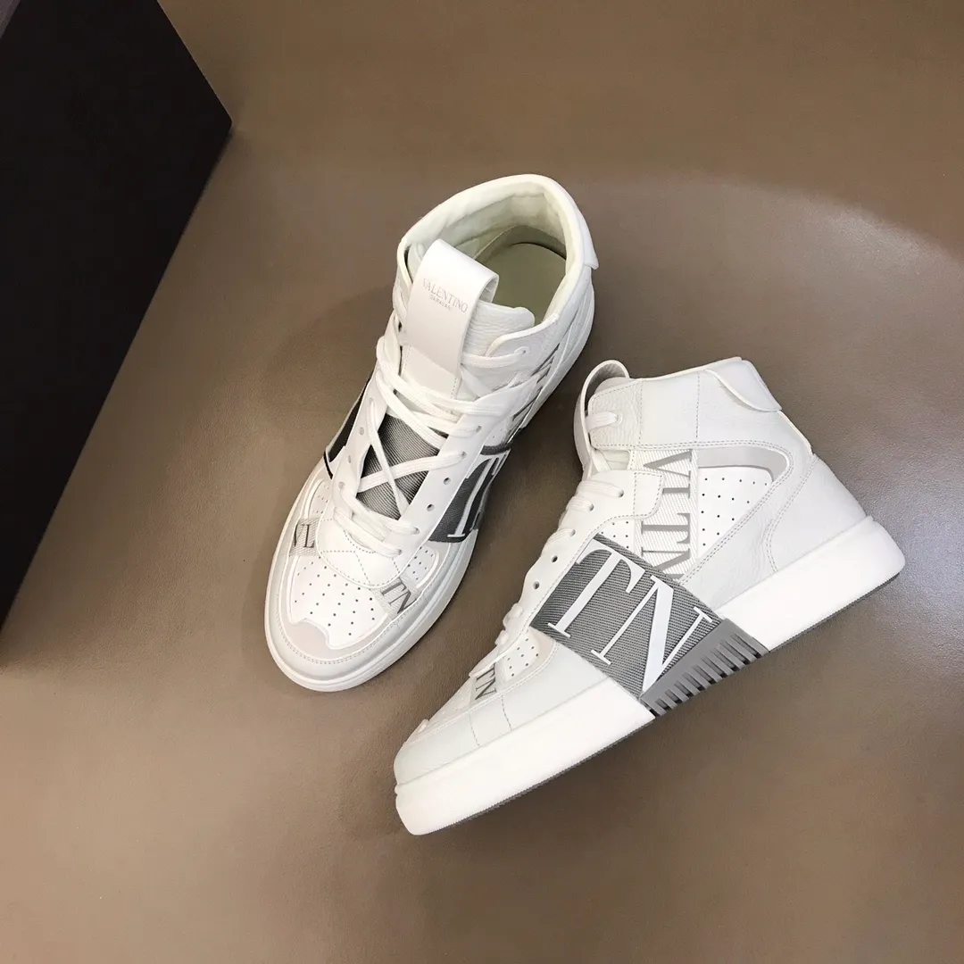 p480 "VALETINO**" new high-top 🆕 calfskin lace-up sneakers. No man should be able to refuse these shoes. The classic color scheme is so handsome! Purchase a high-precision replica of the original version to instantly sell off the market currency! 6 VLTN logo rubber effect straps - Valentino Garavani Logo printed on the back and tongue, all materials are customized to ensure quality! Size: 38-44